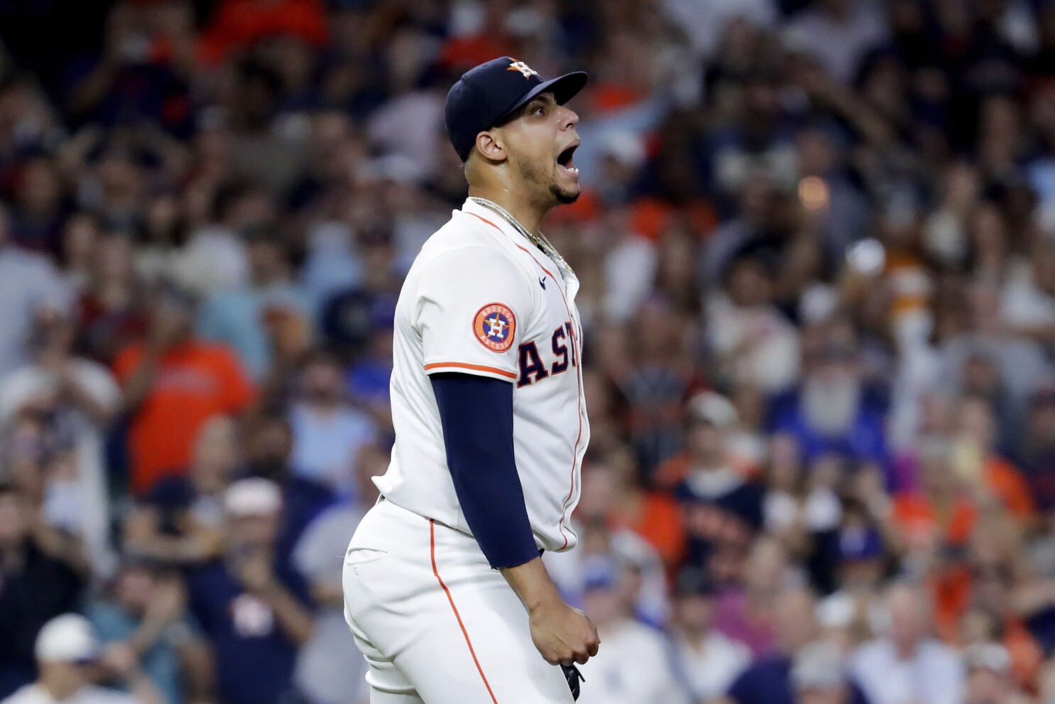 El dominicano Bryan Abreu, relevista de los Astros de Houston, festeja tras conseguir un ponche en el encuentro contra los Rangers de Texas, el martes 16 de septiembre de 2025 (AP Foto/Michael Wyke)