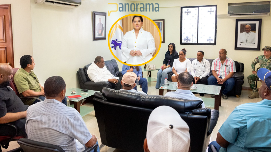 Encuentro de la alcaldesa de Higüey, Karina Aristy con comunitarios de La Ceiba y representantes del sector transporte