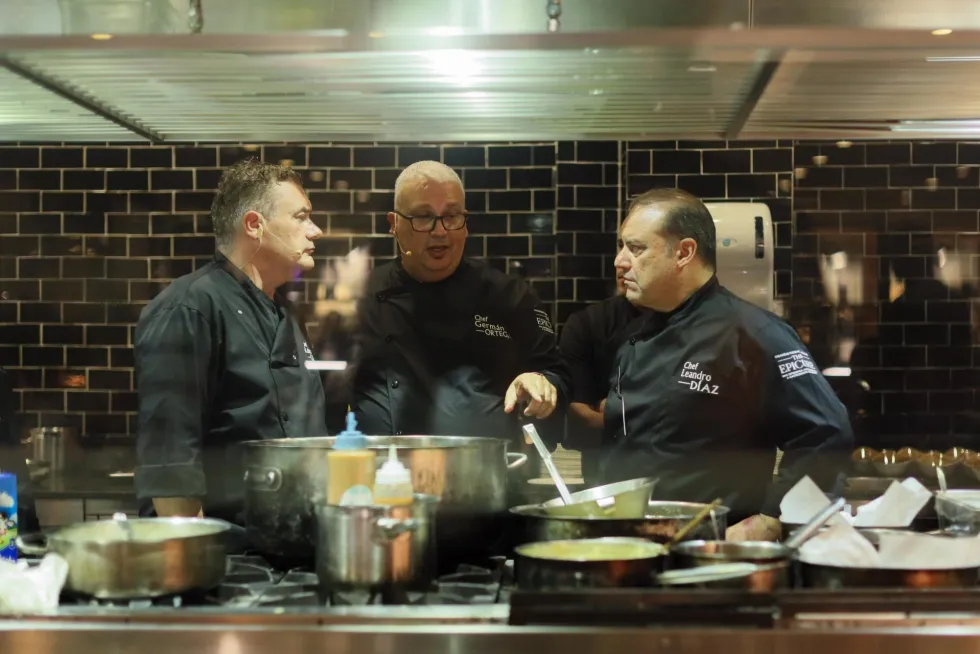 Fotografía cedida por Paradisus Palma Real del chef italiano Roberto Capone, el español Germán Ortega y el dominicano Leandro Díaz, durante la experiencia que une alta gastronomía y turismo bajo el nombre «The Epicure», el 4 de noviembre de 2023, en Punta Cana (República Dominicana). EFE/ Paradisus Palma Real.