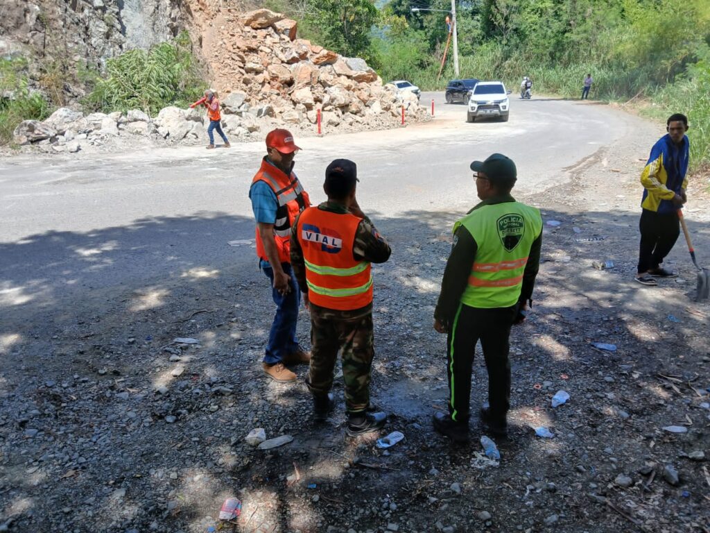 Los obreros de Obras Públicas trabajan removiento los escombros en la vía La Vega-Jarabacoa