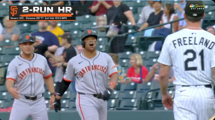 Rafael Devers, de los Gigantes, le responde al lanzador Kyle Freeland luego de batear jonrón y el pitcher vociferarle frases.