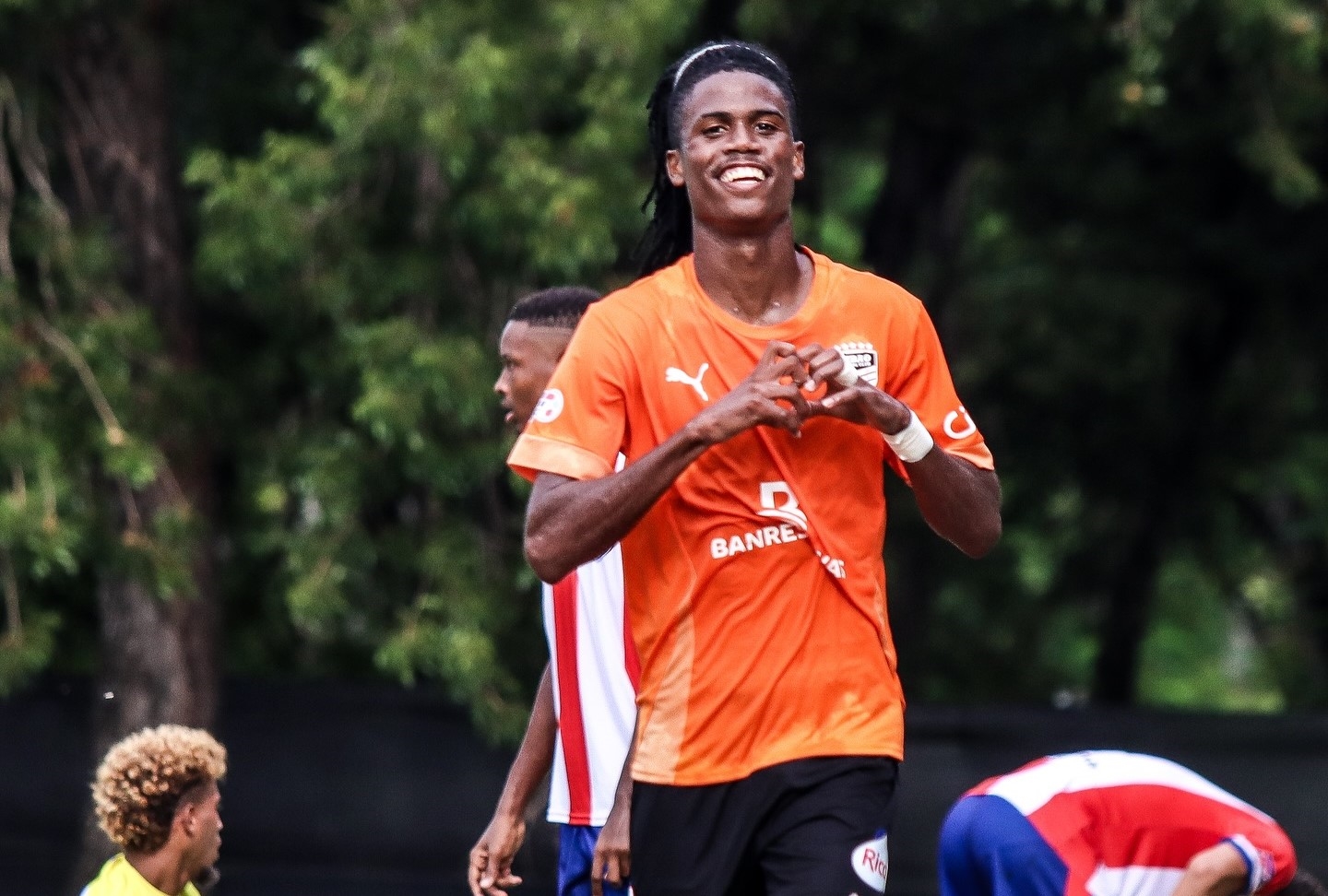 En el minuto 68 los visitantes pusieron piernas frescas en la cancha.