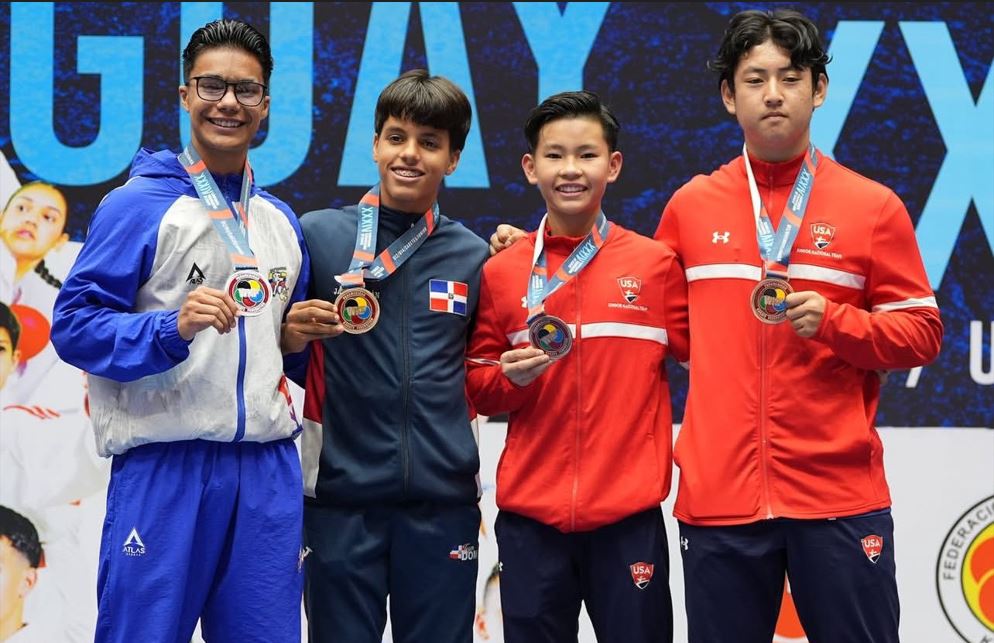 El atleta Gerard Durán luce con orgullo la medalla de oro que conquistó en el Torneo Panamericano de Karate en la categoría Cadete. Aquí figura con los demás competidores.