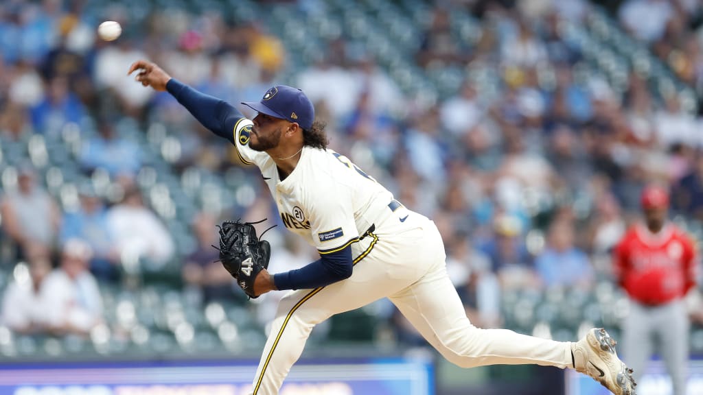 Dominicano Freddy Peralta logra victoria 17 y su juego 15 con al menos 10 ponches.