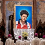 El papa declara santo a joven experto en computadoras, conocido como el influencer de Dios