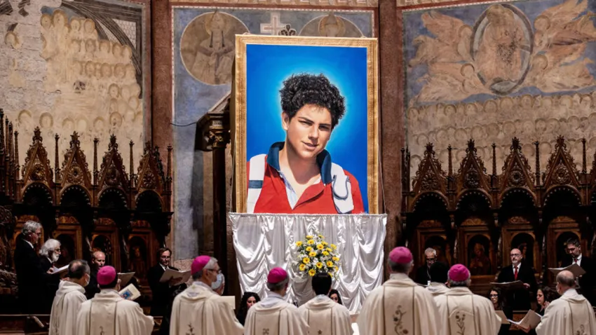El papa declara santo a joven experto en computadoras, conocido como el influencer de Dios