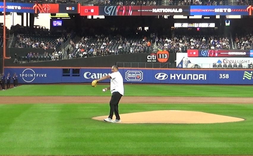 Cónsul lanza la primera bola en el partido que los Mets le ganaron a los Nacionales en Nueva York.