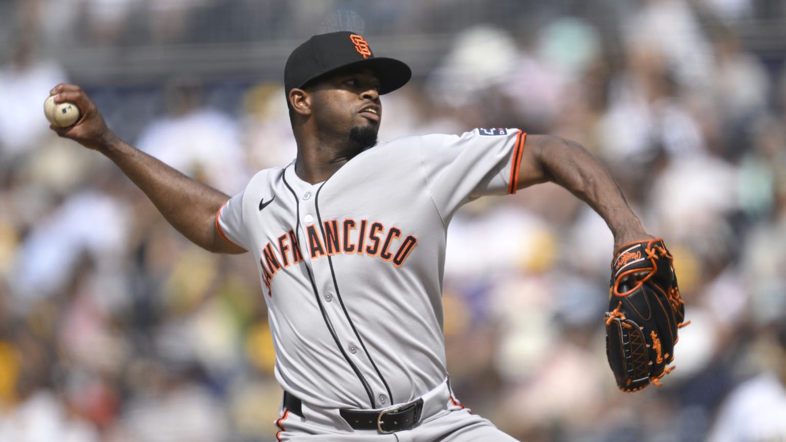 Joel Peguero gana primero en su sexta salida en relevo con Gigantes. Está perfecto, no ha permitido libertades