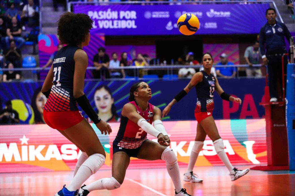 Yaneirys Rodríguez, libero de Dominicana, levanta una bola en el segundo parcial