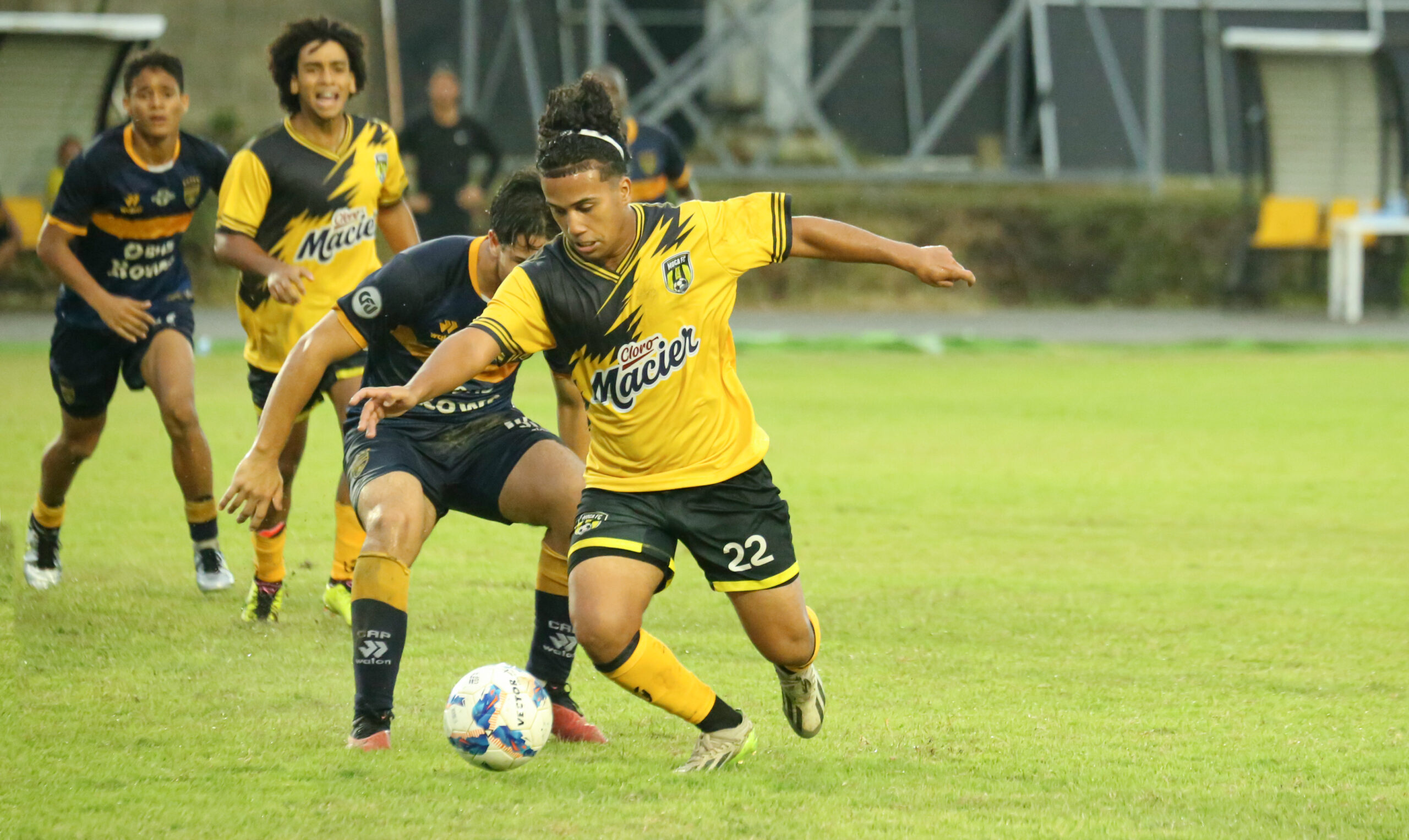 Luis Martin Guzmán Moca FC en un ataque ante la defensa de Pantoja en la LDF Expansión 2025