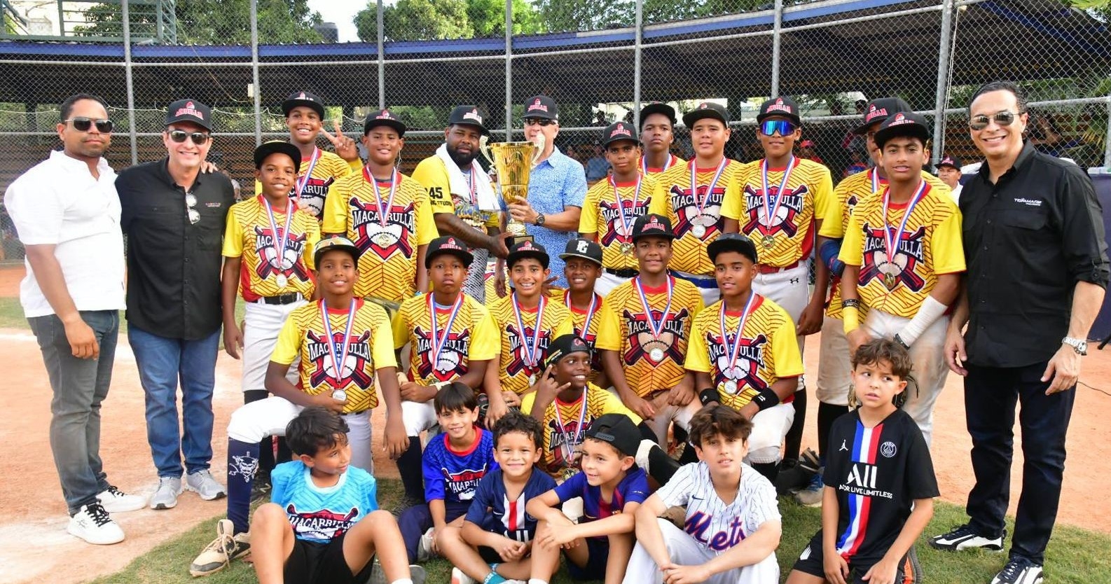 La Academia de Béisbol Robles se consagró campeona de la Copa Macarrulla 2025 tras una destacada actuación en el terreno que le mereció el primer lugar, mientras que la segunda posición la obtuvo Isabelita Baseball Academy y la tercera, La Javilla.