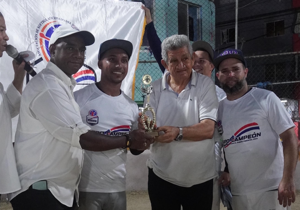 Terminó el softbol categoría Júnior del Distrito Nacinal y Adovenprofar-A levantó la copa de campeón.