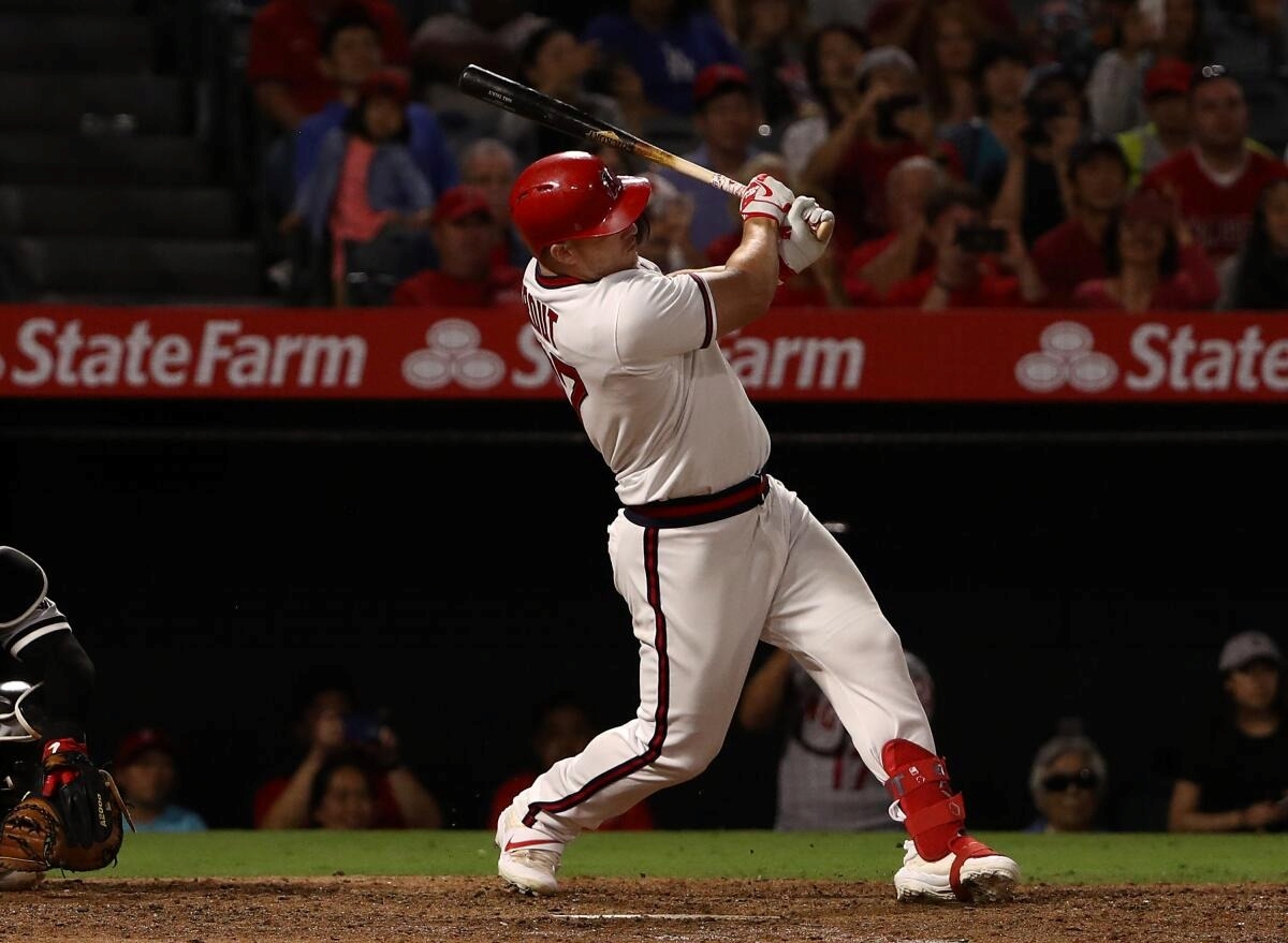 El jonrón 22 de la campaña para Mike Trout lo puso en el club de los 400 en las Grandes Ligas.