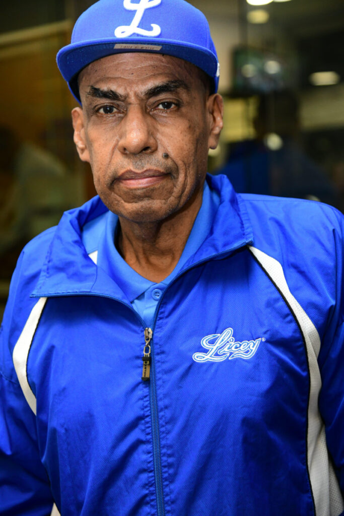 Radhamés González, experimentado y veterano narrador de béisbol.