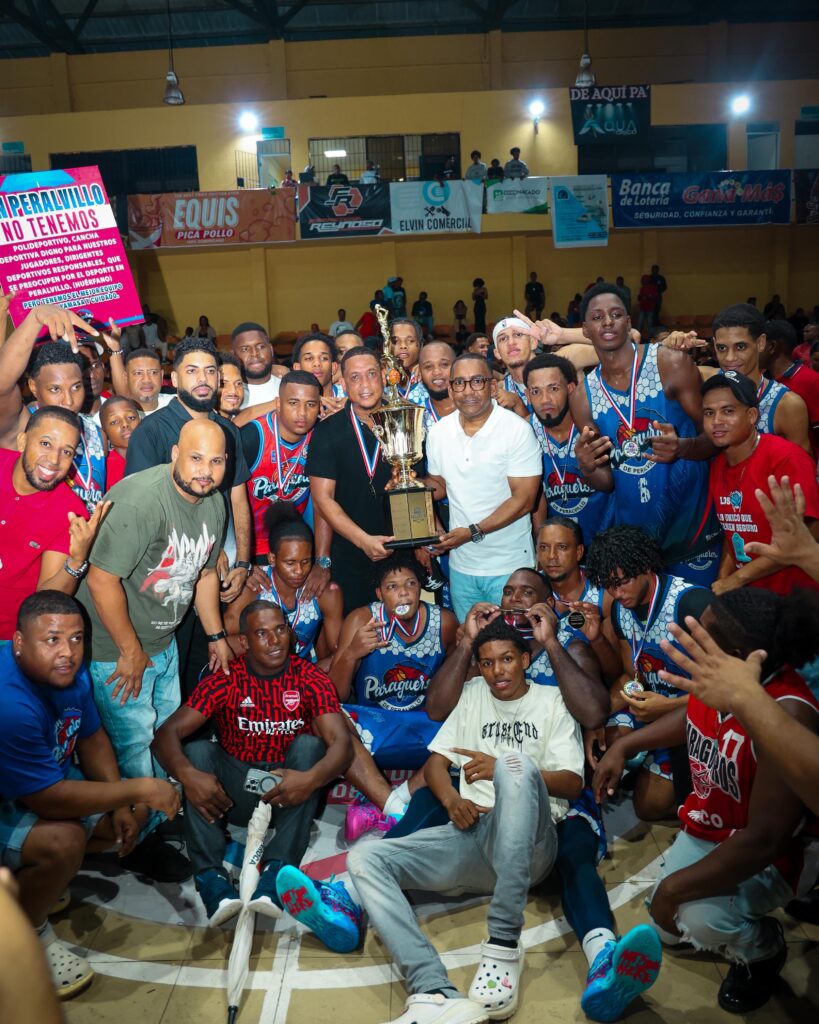 Víctor Pichardo recibe reconocimiento entrega por la directiva ASOJUBAYA