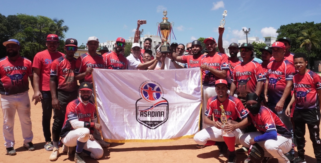 Jugadores de la liga Domingo Guzmán, junto a su mentor, celebran al recibir la copa de campeón del 35 torneo Rubén Pimentel Chata de Ligas, organizado por la Asociación de Softbol del Distrito Nacional (Asadina), (Fuente externa)
