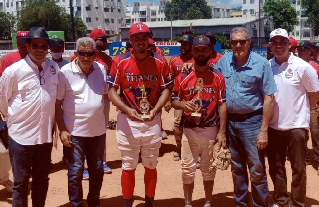 El Jugador Más Valioso, Starlin González, y Miguel De la Cruz, Lanzador Más Destacado, al centro, son premiados por Pablo José Rodríguez, Jorge Rijo, Rafaelín Franjul y Jonathan Buret. 