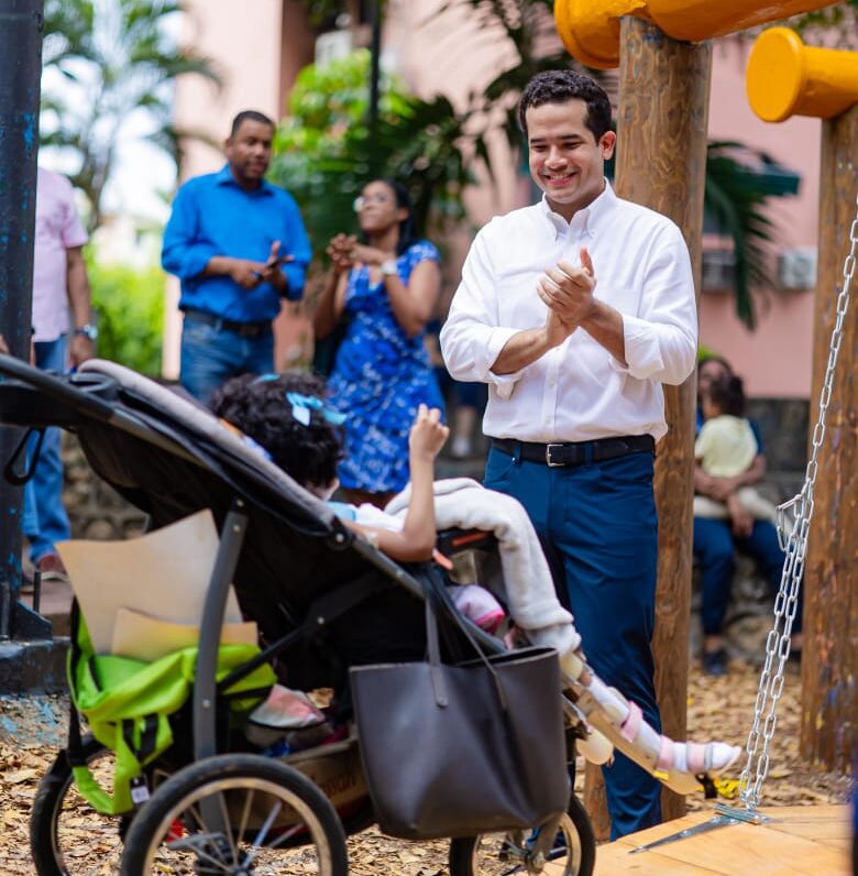 Omar Fernández entrega parque inclusivo para niños con discapacidad