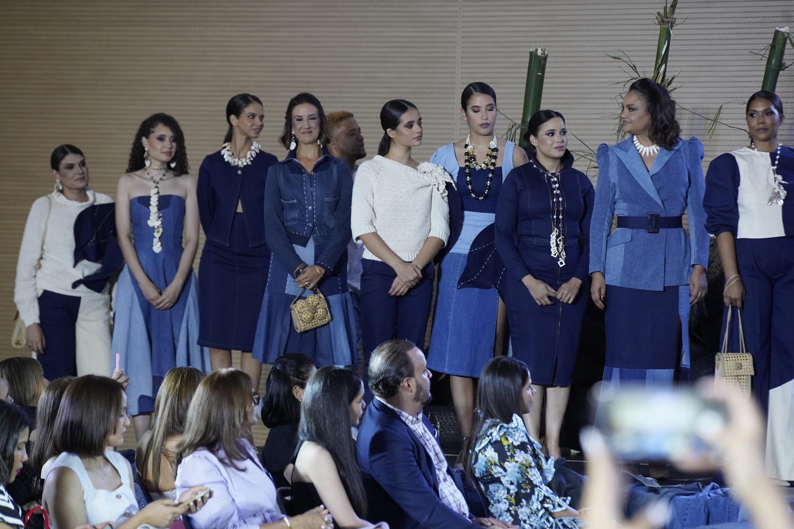 En la pasarela desfilaron 25 empresarias y modelos