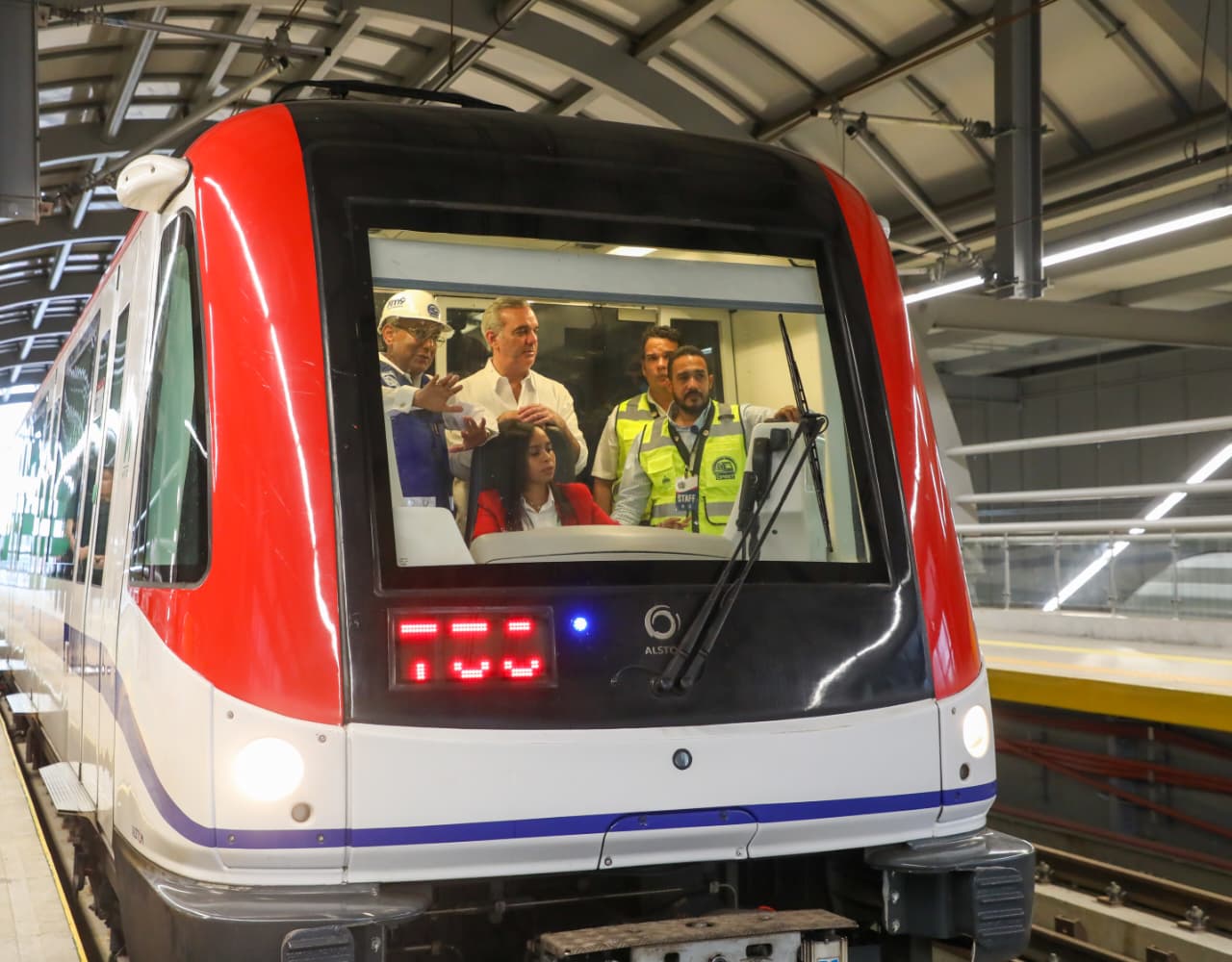 Presidente Luis Abinader durante el recorrido en el Metro de Los Alcarrizos