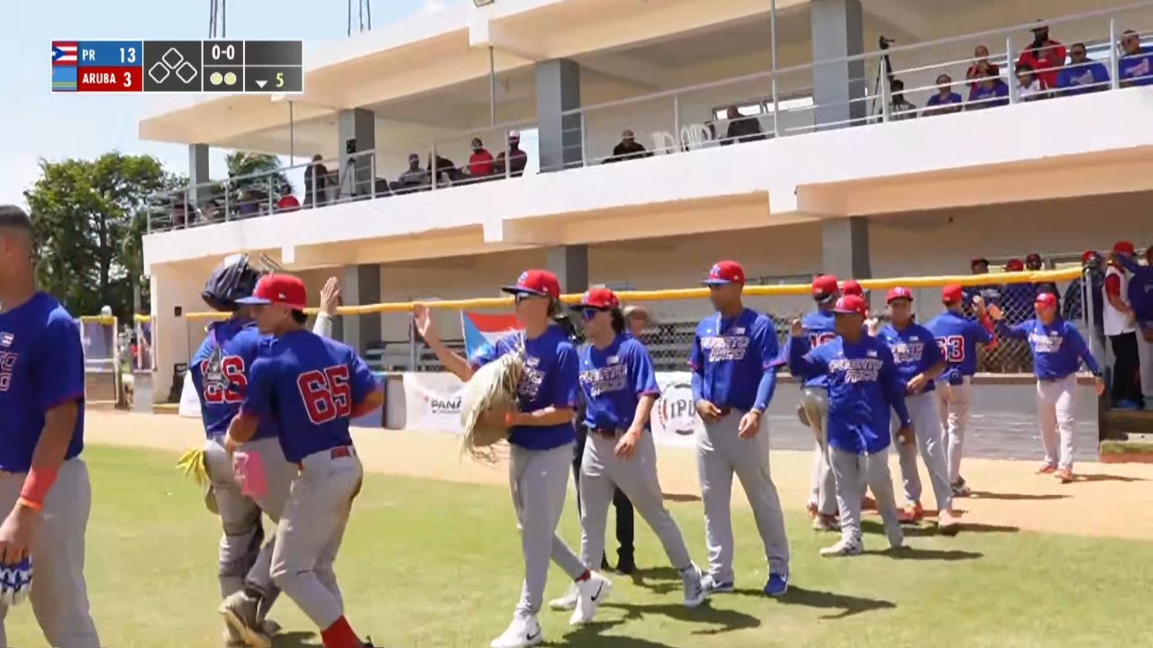 Jugadores de Puerto Rico se saludan luego de derrotar a Aruba en su primer juego del Premundial U15 de Béisbol.