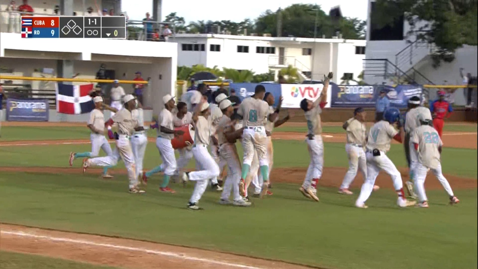 Jugadores dominicanos celebra la victoria sobre Cuba 9 por 8.