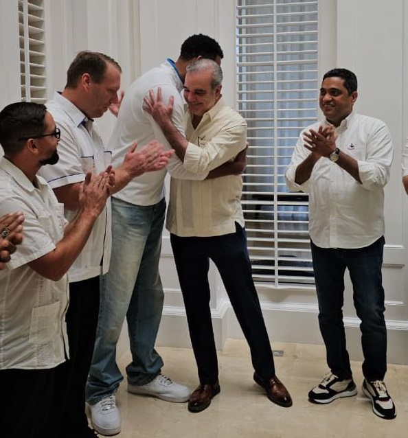 El estelar jugador de baloncesto de los Knicks de Nueva York en la NBA, el dominicano Karl Anthony Towns Cruz, se comprometió, junto al presidente Luis Abinader