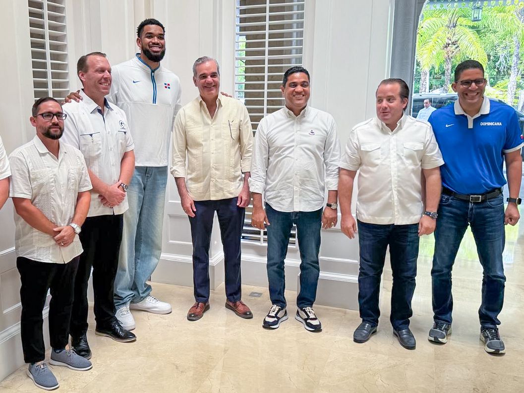 Karl Anthony Towns Cruz junto al presidente Luis Abinader encabezan el anuncio de la nueva Arena en Tamboril.
