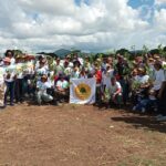 Integrantes de Coopsema, junto a la DGA y Medio Ambiente, durante la siembra de 3,500 plantas en La Cuchilla, El Seibo.