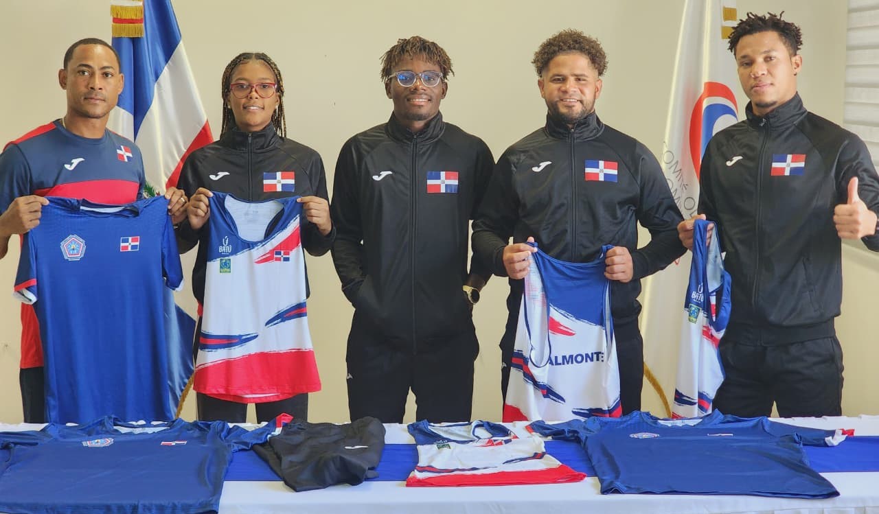 El entrenador del equipo nacional de Pentatlón Moderno, Kenny Núñez Veras, entregó el miércoles las indumentarias a los atletas que viajarán este jueves a Quito, Ecuador.