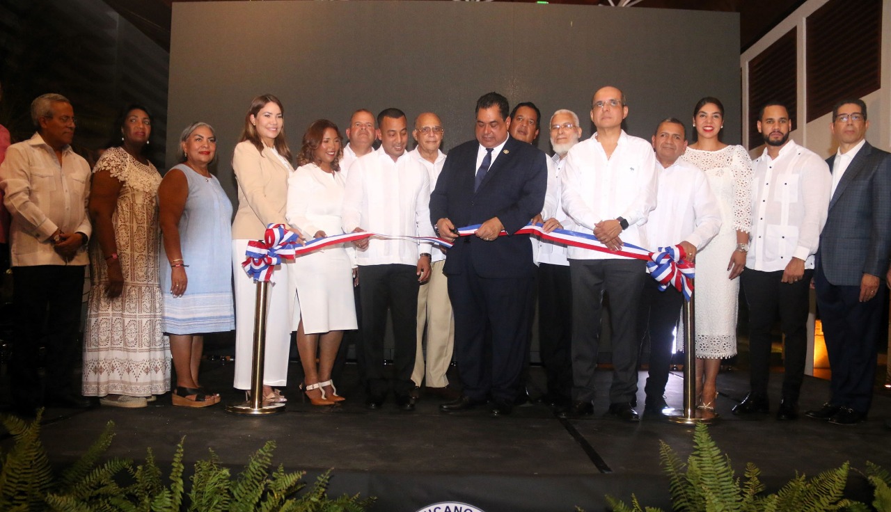 El presidente del presidente del Colegio de Notarios, Jhon Richard Paniagua Féliz, corta la cinta inaugural de las jornadas.