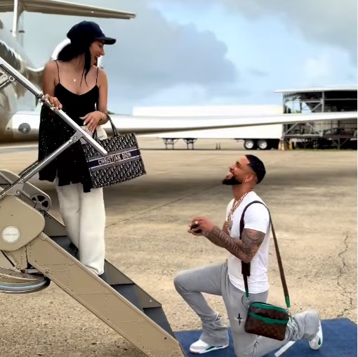 DJ Adoni y Lisabely Lugo durante romántica sorpresa