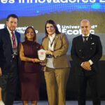 El galardón fue recibido por el canciller, José Alejandro Aybar, y la vicerrectora administrativa, Shahily Pimentel.