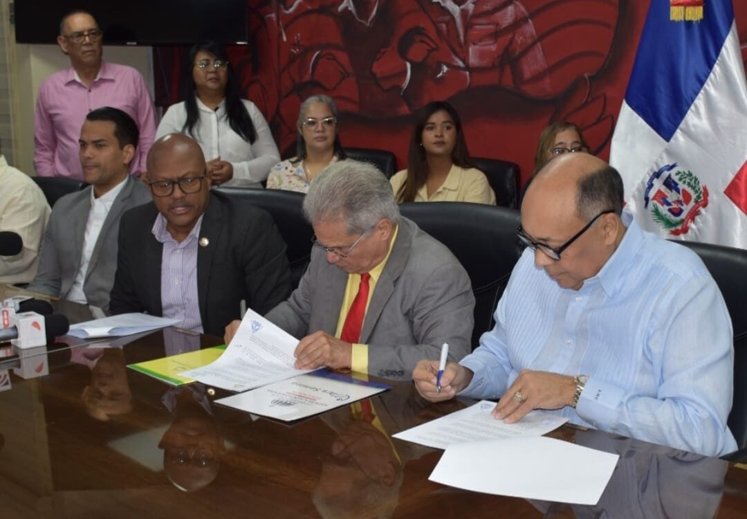El pacto fue firmado por el presidente del CMD, doctor Waldo Ariel Suero, el director ejecutivo de SEMMA, doctor Luis René Canaán, y el delegado médico, doctor Mike Danny Amparo.