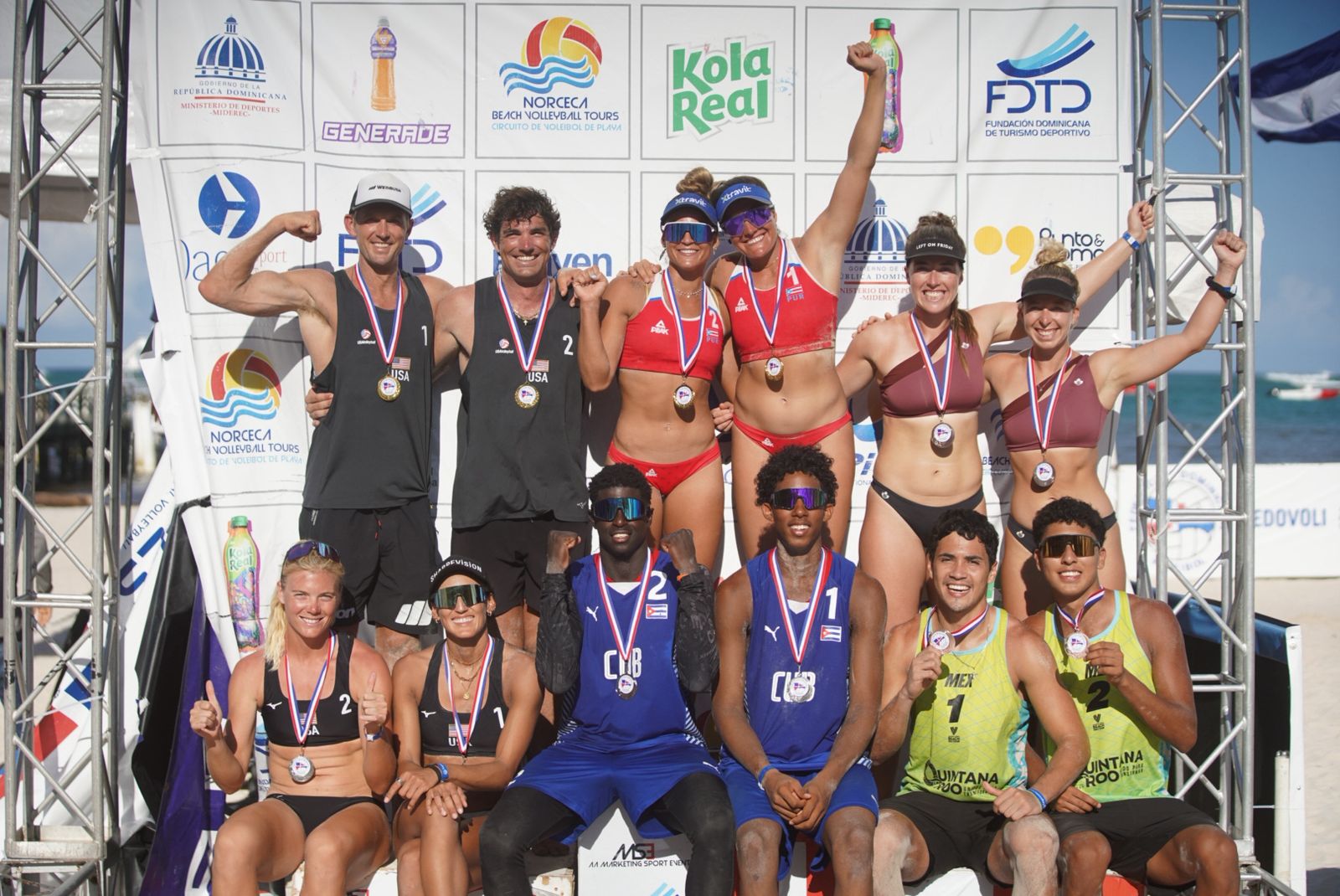 Aquí los ganadores en el voleibol de playa celebrado en Punta Cana.