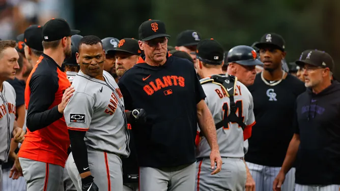 Rafael Devers, de los Gigantes, le responde al lanzador Kyle Freeland luego de batear jonrón y el pitcher vociferarle frases.