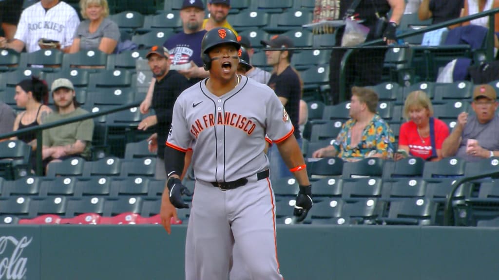 Rafael Devers, de los Gigantes, le responde al lanzador Kyle Freeland luego de batear jonrón y el pitcher vociferarle frases.