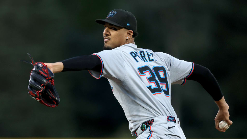 Dominicano Eury Pérez derrota a los Rockies en Colorado con cinco entradas en blanco.