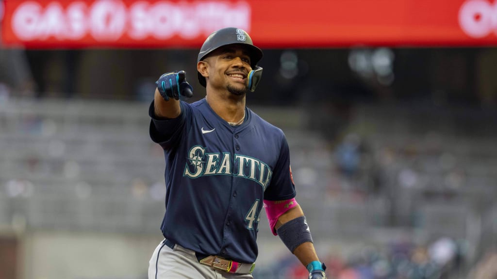 Julio Rodríguez de los Marineros de Seattle logra su tercer juego con jonrones múltiples del 2025.
