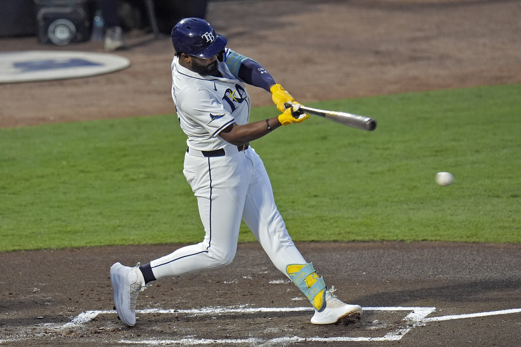 El jugador de Tampa Bay Rays, el dominicano Junior Caminero, al momento de pegar sencillo remolcador frente al pitcher Bryan Woo en el primer episodio del partido del martes 2 de septiembre en Tampa, Florida. (AP Photo/Chris O'Meara)
