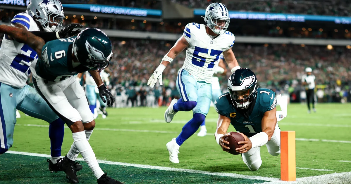 Jalen Hurts, mariscal de campo de los Eagles de Filadelfia logra anotar su segunda anotación corriendo en el partido inicial de la temporada.