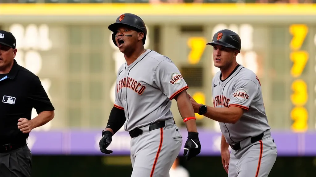 Rafael Devers, de los Gigantes, le responde al lanzador Kyle Freeland luego de batear jonrón y el pitcher vociferarle frases.
