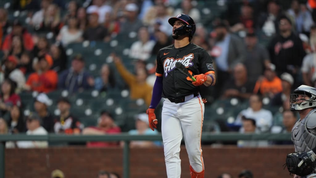 Willy Adames observa la bola salir del parque para su jonrón 28.