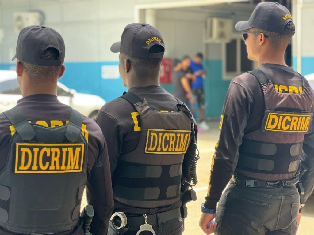 Autoridades ultiman a hombre y hieren a dos en San Cristóbal