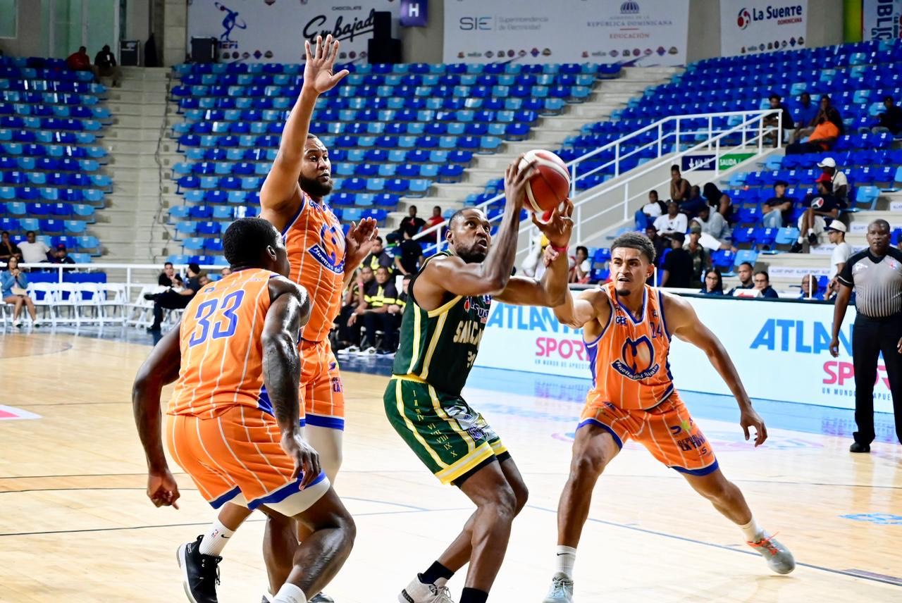 Tyran De Latibeaudiere, del club San Carlos, busca colarse en una ofensiva entre tres jugadores defensas de Huellas del Siglo, Emmanuel Egbuta, Leo Cabrera y Miguel Miranda.