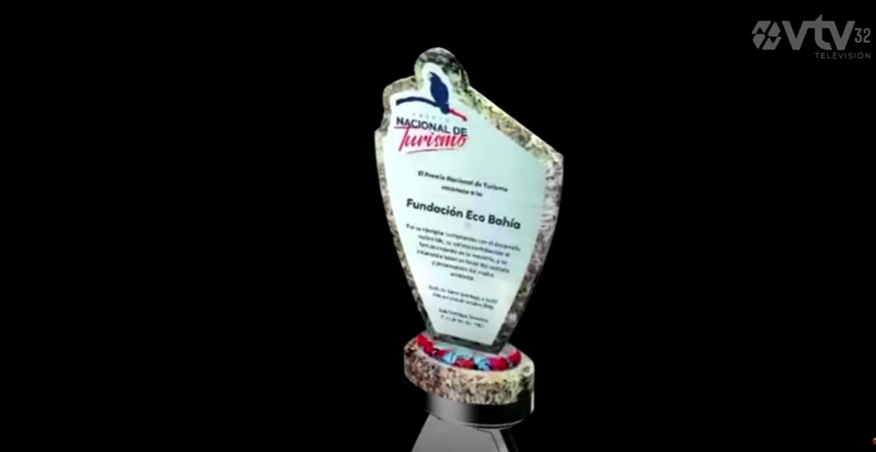 Estatuilla elaborada a base de sargazo