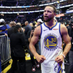 Stephen Curry anotó 42 puntos, incluyendo un triple que empató el partido al final del tiempo reglamentario,.