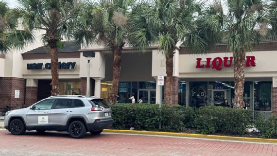 La sede de Players Way se encuentra entre una licorería y una peluquería en Windermere, Florida. Don Van Natta Jr./ESPN