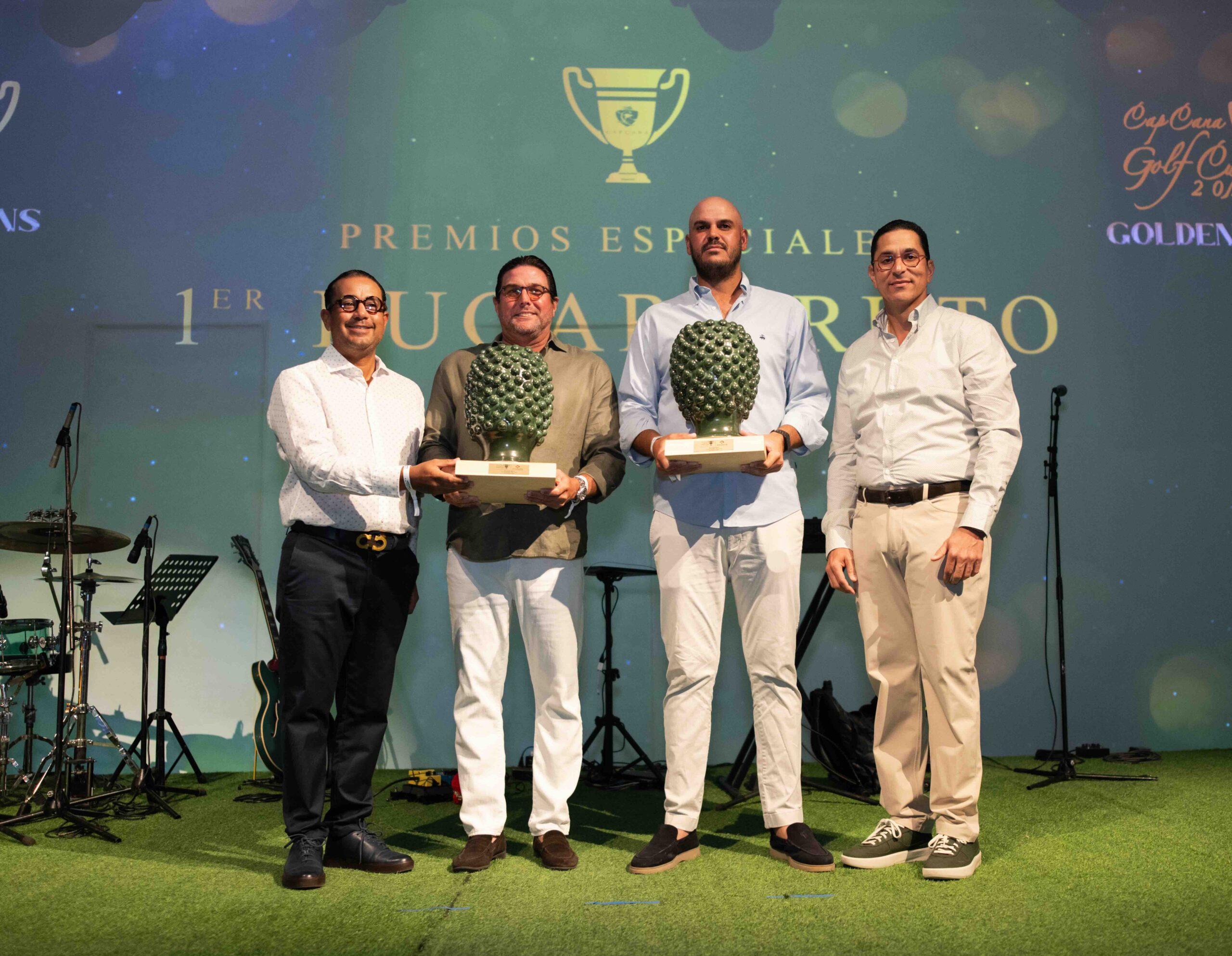 Enrique Valverde recibiendo por su hijo Enrique Valverde Asmar y Stefano Stefan el galardón de mejores «score».