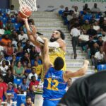 Juan Guerrero, del club San Carlos, en plena acción ofensiva sobre Rayner Moquete, del club Mauricio Báez.